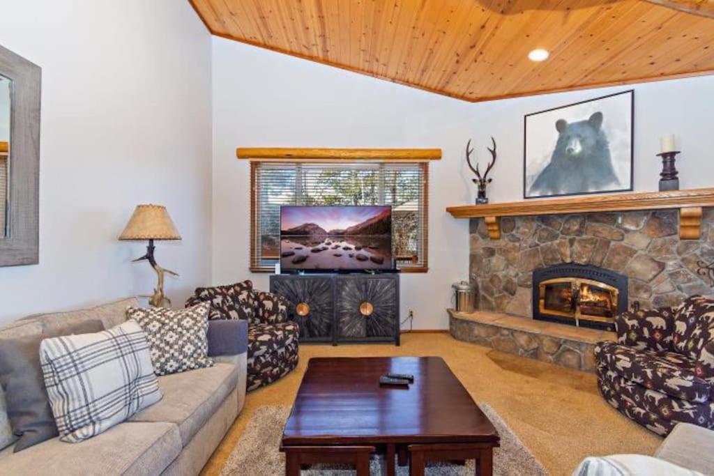 Custom Single Story Cabin With Jacuzzi Pool Table & Big Game Room With Arcade Games Big Bear Lake Exterior foto